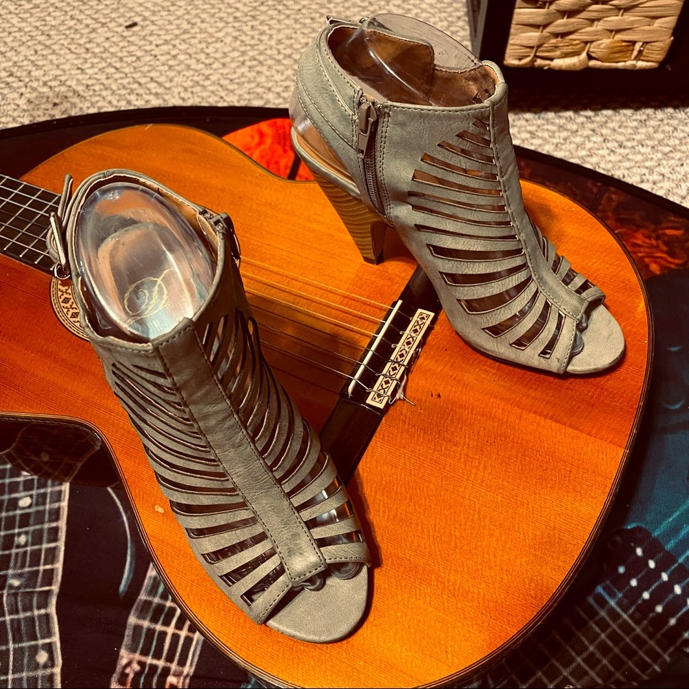 💥Wild Diva Caged Olive/Taupe Leather Heels!
